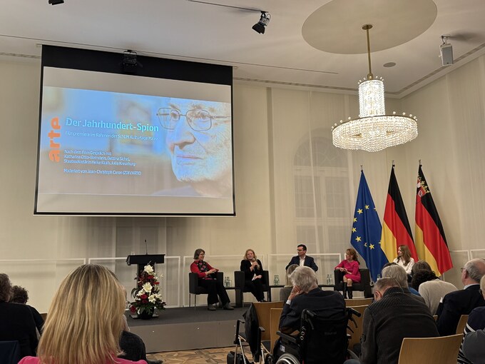 Regisseurin Katharina Otto-Bernstein auf dem Podium