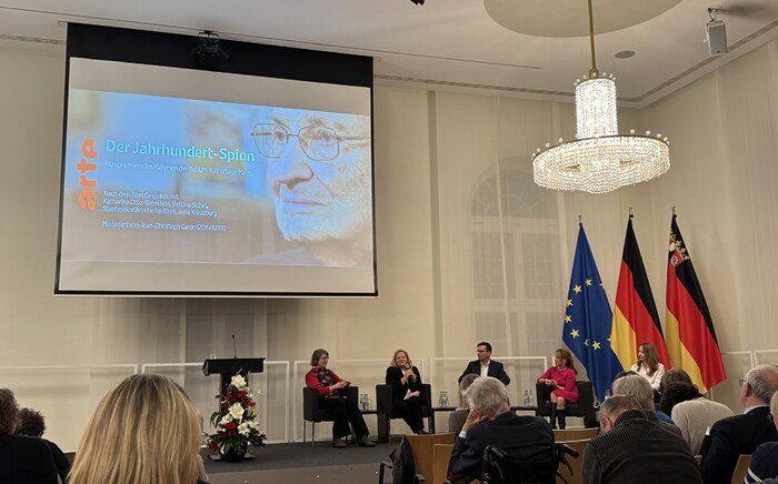 Regisseurin Katharina Otto-Bernstein auf dem Podium